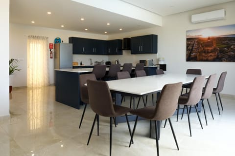 Magnifica Holiday Home with Jacuzzi hot tub and pool House in Malta