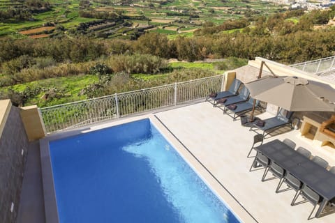 Magnifica Holiday Home with Jacuzzi hot tub and pool House in Malta