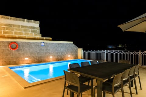Magnifica Holiday Home with Jacuzzi hot tub and pool House in Malta