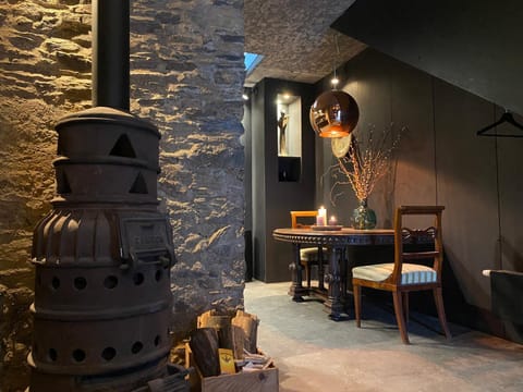 Living room, Seating area, Dining area, fireplace
