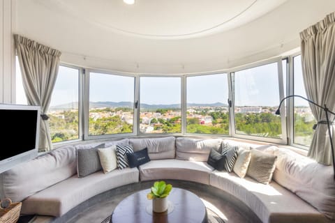 Communal lounge/ TV room, TV and multimedia, View (from property/room), Living room, Seating area, Evening entertainment