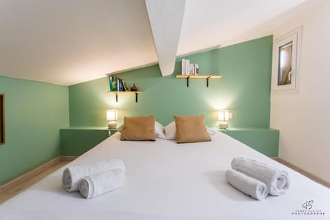 Bed, Photo of the whole room, Bedroom, towels