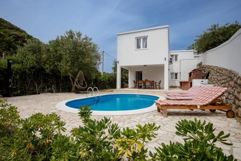 Property building, Patio, Day, Natural landscape, Garden, Garden view, Mountain view, Pool view, Swimming pool, sunbed