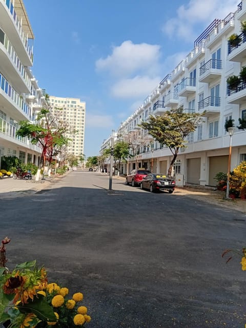 Property building, Day, City view, Street view, Location, group of guests