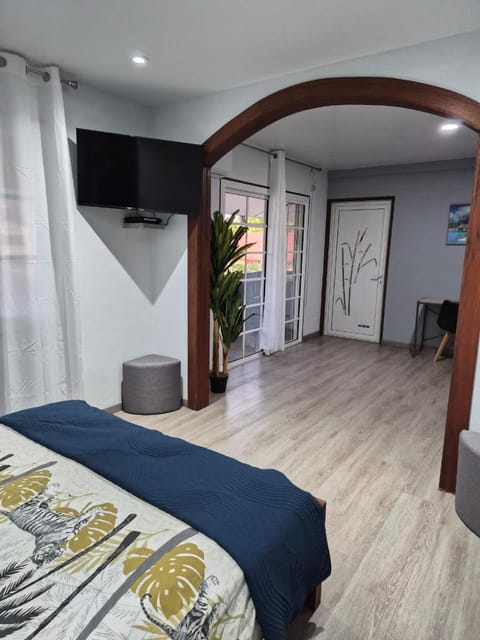Bed, TV and multimedia, Photo of the whole room, Bedroom