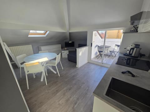 TV and multimedia, Kitchen or kitchenette, Living room, Seating area