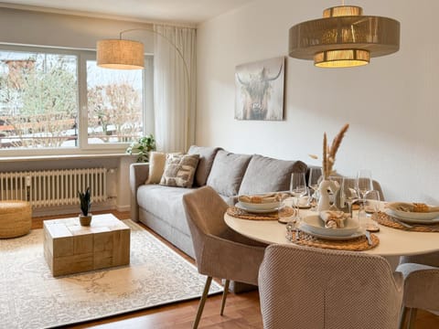 Living room, Seating area, Dining area, internet