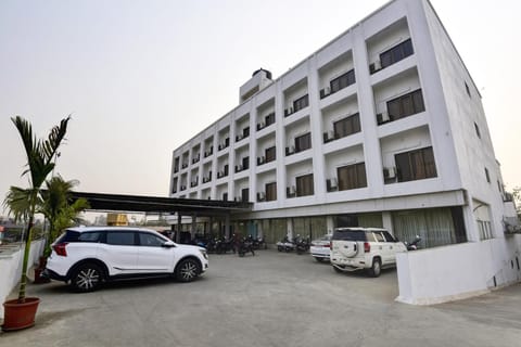Property building, Day, Location, Parking