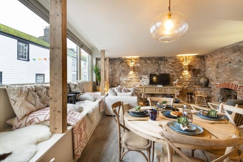 Property building, TV and multimedia, Living room, Seating area, Dining area