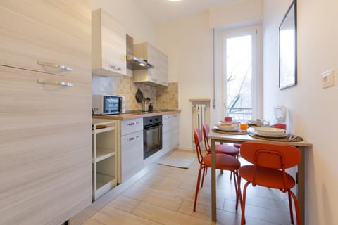 Kitchen or kitchenette, Dining area, oven, stove