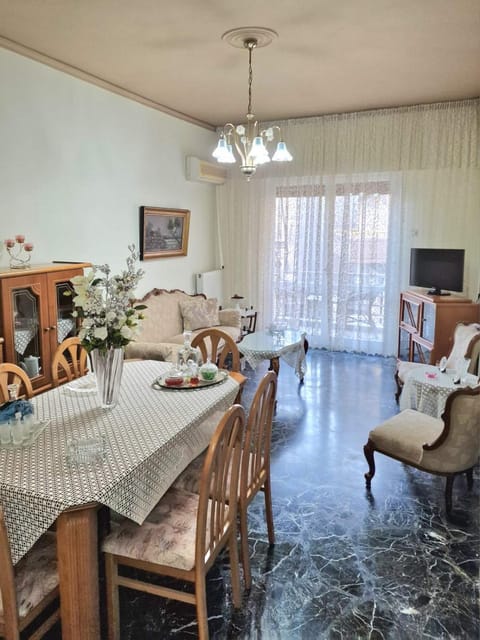 Communal lounge/ TV room, TV and multimedia, Living room, Seating area, Dining area, Evening entertainment