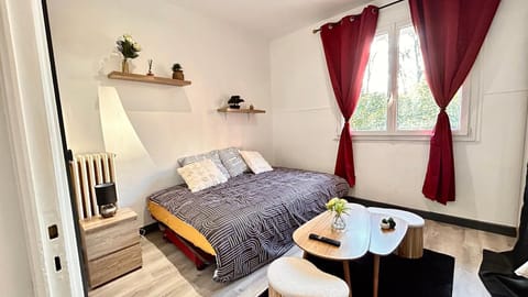 Bed, Living room