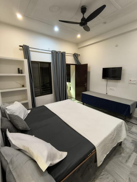 Bed, Photo of the whole room, Bedroom