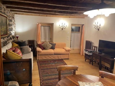 Communal lounge/ TV room, Living room, Seating area, Evening entertainment