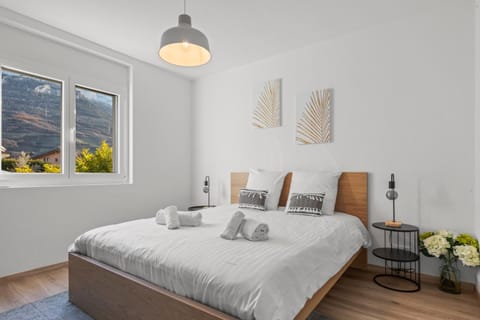 Bed, Photo of the whole room, Bedroom, towels