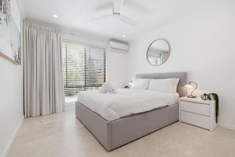 Photo of the whole room, Bedroom, air conditioner