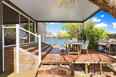 Property building, Patio, Day, View (from property/room), Balcony/Terrace, Seating area, Dining area