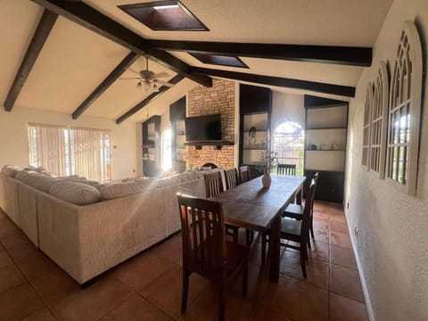 Bunk bed private room Ideal for Groups in SHARED home House in Leon Valley