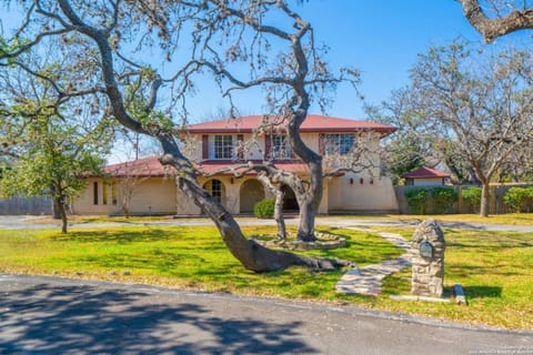 Bunk bed private room Ideal for Groups in SHARED home House in Leon Valley