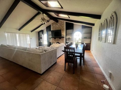 Bunk bed private room Ideal for Groups in SHARED home House in Leon Valley