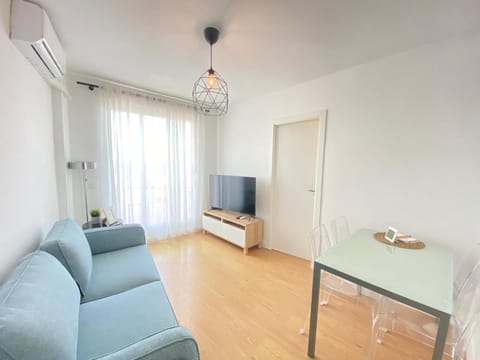 Communal lounge/ TV room, TV and multimedia, Living room, Seating area, Evening entertainment