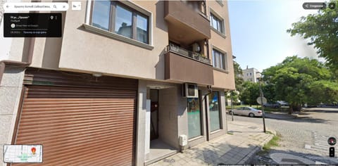 Property building, Facade/entrance, Day, Neighbourhood, Street view, Location, Parking