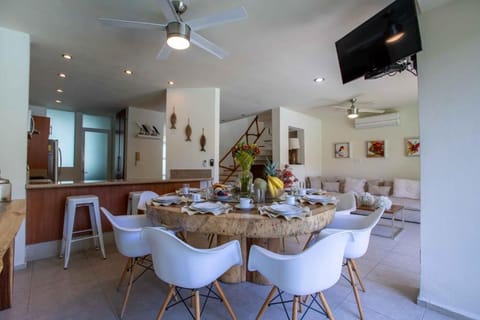 Kitchen or kitchenette, Living room, Dining area