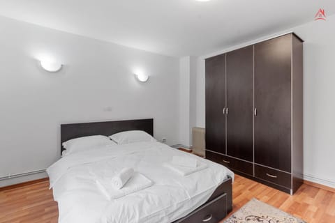 Bed, Photo of the whole room, towels, wardrobe