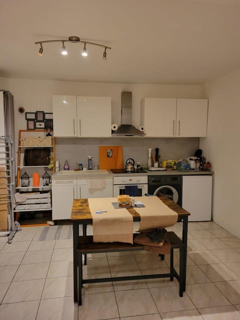 Dining area, oven, stove, toaster