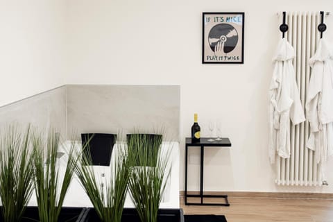 Hot Tub, Hot Tub, Decorative detail, Swimming pool, Drinks, towels