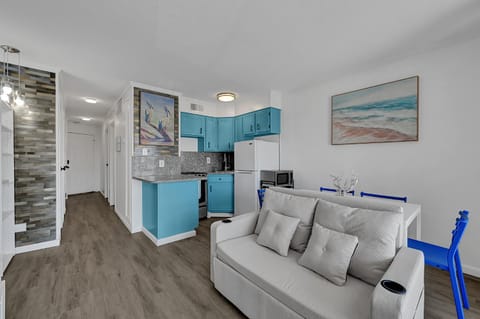 Kitchen or kitchenette, Living room, Seating area, Dining area