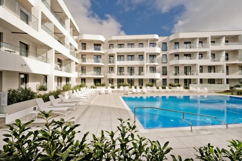 Property building, Day, Pool view, Swimming pool, Swimming pool, sunbed