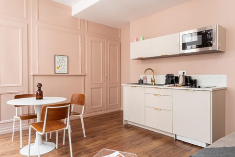 Coffee/tea facilities, Kitchen or kitchenette, Dining area, toaster