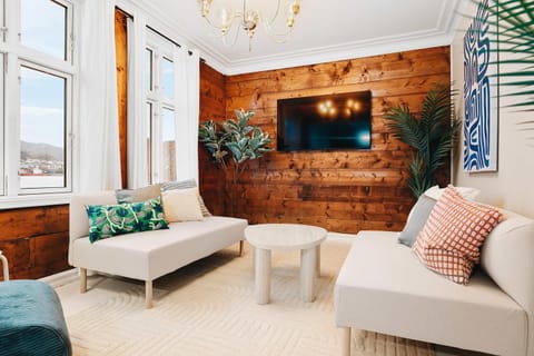 Communal lounge/ TV room, TV and multimedia, Living room, Seating area
