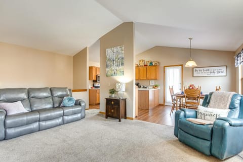 17 Mi to Columbus Pickerington Home with Fire Pit! House in Pickerington