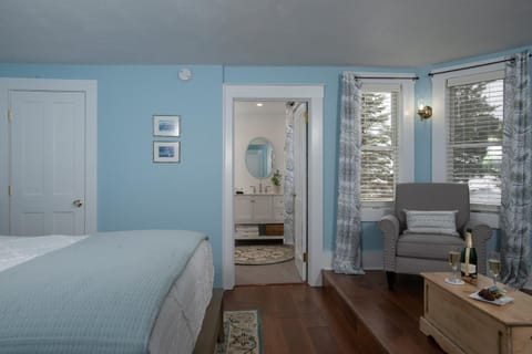 Bed, Seating area, Bedroom