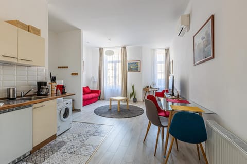 Communal lounge/ TV room, Living room, Dining area, washing machine, kitchen, air conditioner