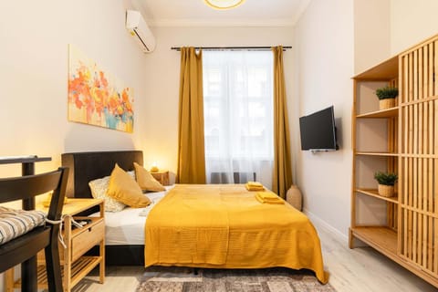 Bed, TV and multimedia, Bedroom