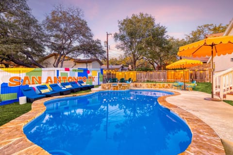 Sleeps 18 Basketball Court Heated Pool Games House in San Antonio