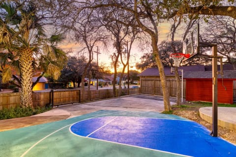 Sleeps 18 Basketball Court Heated Pool Games House in San Antonio