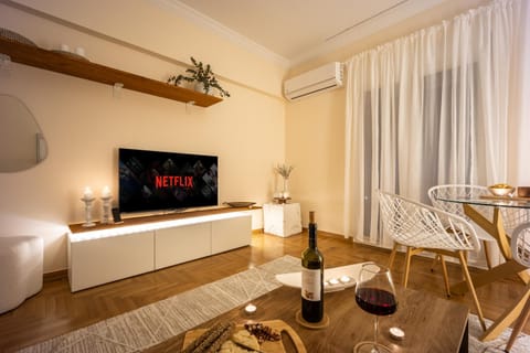 Communal lounge/ TV room, TV and multimedia, Living room, Seating area, Dining area, Evening entertainment, air conditioner