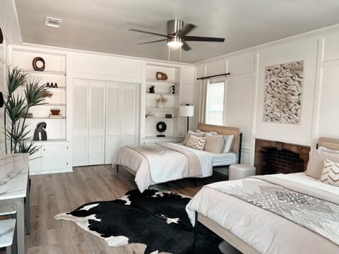 Abbott Retreat- 4min walk to TTU & 2 king beds House in Lubbock