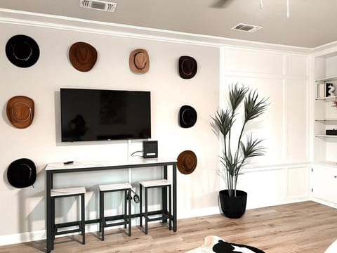 Abbott Retreat- 4min walk to TTU & 2 king beds House in Lubbock