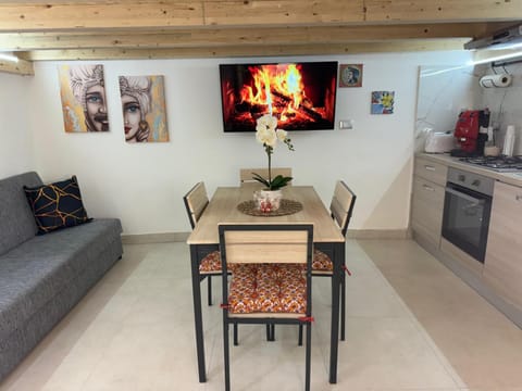 TV and multimedia, Kitchen or kitchenette, Living room, Seating area, Dining area, oven, pet friendly, stove