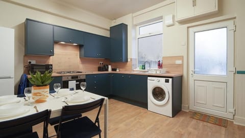 Treeton - Brand New 3 Bed House, FREE Parking & Great for Groups - Hosted by Stay Host Save Apartment in Sheffield
