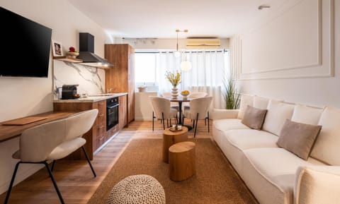 TV and multimedia, Kitchen or kitchenette, Living room, Seating area, Dining area