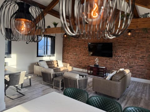 Communal lounge/ TV room, TV and multimedia, Living room, Seating area, Evening entertainment