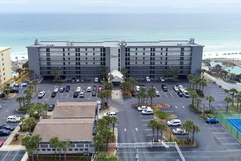 Property building, Natural landscape, Bird's eye view, Sea view, Location, Parking