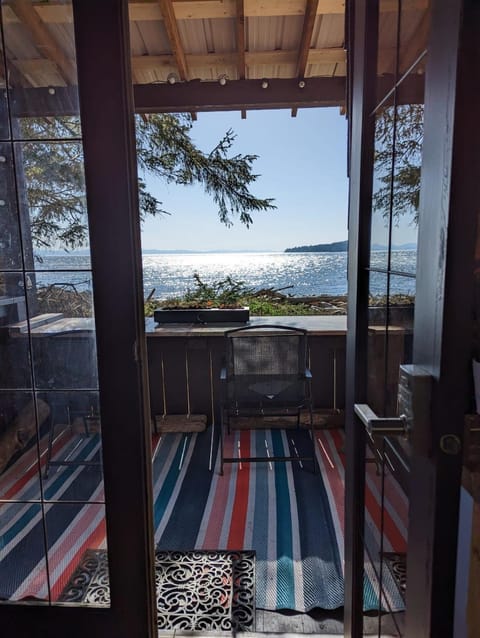 Cozy Beachfront Cabin at Woodside Farm Cabin in Vancouver Island