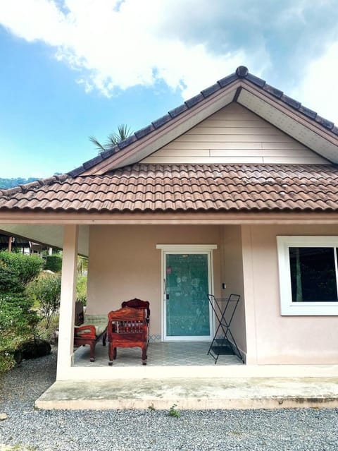 Well Living Guesthouse Khaolak Apartment in Khuekkhak